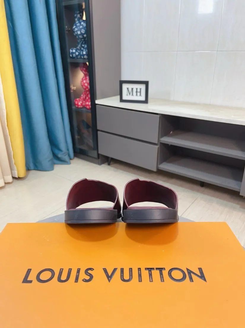 Men's men's shoes 💰360🌸🌸LV medium men's spring and summer slippers counter synchronization. The uppers are imported from Italy with open edge beads and color-changing logo graphics. High-quality craftsmanship. Soles: Original soles specially provided by the original factory. Exclusive molded soles are super comfortable. Original factory single goods. 🔍🔍High quality. You can enter and exit the counter at will. Welcome to compare. Size 38-45